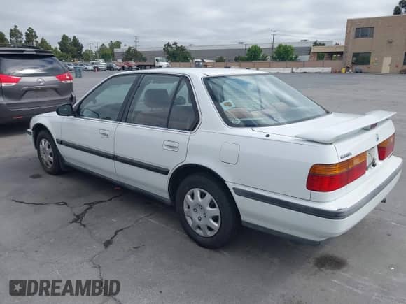 1990 Honda Accord LX with VIN JHMCB7652LC067333, listed as a IAAI auction lot 42580921 with 119,733 mi miles and . Bid and sale history available at DreamBid. Image 3.