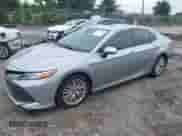 2020 Toyota Camry Hybrid XLE z VIN 4T1F31AK0LU519386, wystawiony jako IAAI lot #43175906 z przebiegiem 33 991 mil mil oraz . Historia ofert i sprzedaży dostępna na DreamBid. Obrazek 17.