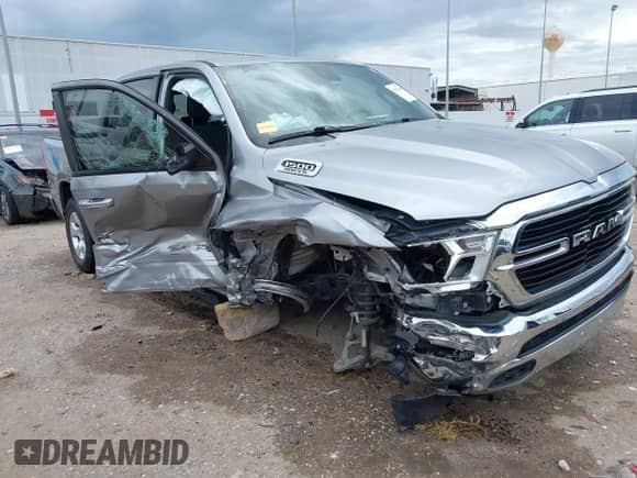 2020 Ram 1500 Big Horn z VIN 1C6RREFT6LN405841, wystawiony jako IAAI lot #42591404 z przebiegiem 73 605 mil mil oraz . Historia ofert i sprzedaży dostępna na DreamBid. Obrazek 1.