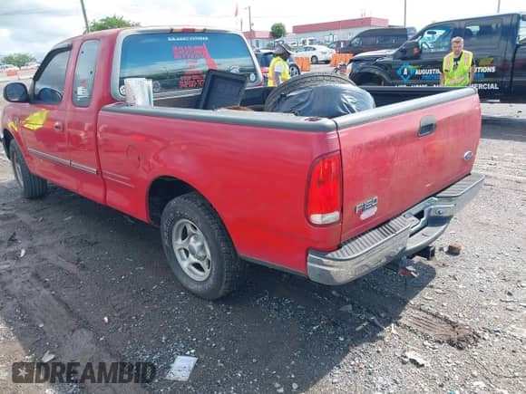 1997 Ford F-150 XL z VIN 1FTEX17L4VNB93416, wystawiony jako IAAI lot #42237664 z przebiegiem 317 903 mil mil oraz . Historia ofert i sprzedaży dostępna na DreamBid. Obrazek 3.