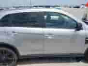 2023 Mitsubishi Outlander ES z VIN JA4ARUAU5PU016999, wystawiony jako IAAI lot #42525414 z przebiegiem 15 010 mil mil oraz . Historia ofert i sprzedaży dostępna na DreamBid. Obrazek 13.