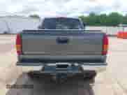 2002 Chevrolet Silverado 2500HD LS z VIN 1GCHK29132E156611, wystawiony jako IAAI lot #42227369 z przebiegiem 342 075 mil mil oraz . Historia ofert i sprzedaży dostępna na DreamBid. Obrazek 18.