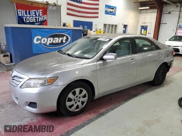 2011 Toyota Camry LE z VIN 4T1BF3EK9BU143247, wystawiony jako Copart lot #87411305 z przebiegiem 87 309 mil mil oraz Szkoda całkowita • Salvage title. Historia ofert i sprzedaży dostępna na DreamBid. Obrazek 1.