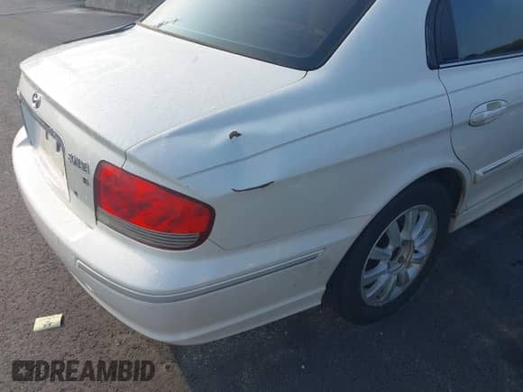 2004 Hyundai Sonata GLS with VIN KMHWF35H84A023577, listed as a IAAI auction lot 43024859 with 186,478 mi miles and . Bid and sale history available at DreamBid. Image 6.