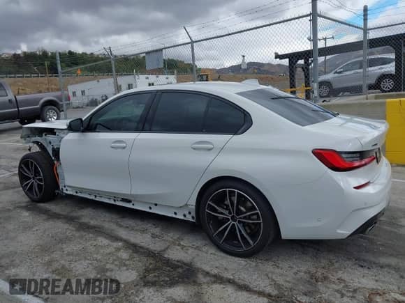 2021 BMW 3 Series 330e xDrive z VIN WBA5P9C00MFK93416, wystawiony jako IAAI lot #41525725 z przebiegiem 24 831 mil mil oraz . Historia ofert i sprzedaży dostępna na DreamBid. Obrazek 15.