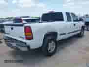 2000 Chevrolet Silverado 1500 LS z VIN 1GCEC19V9YZ170074, wystawiony jako IAAI lot #42453108 z przebiegiem 354 305 mil mil oraz . Historia ofert i sprzedaży dostępna na DreamBid. Obrazek 4.