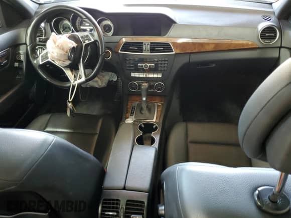 2013 Mercedes-Benz C 300 Luxury z VIN WDDGF8AB5DA780045, wystawiony jako Copart lot #84915775 z przebiegiem 134 064 mil mil oraz Szkoda całkowita • Salvage title. Historia ofert i sprzedaży dostępna na DreamBid. Obrazek 8.