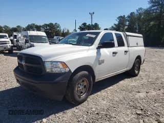 2020 Ram 1500 Tradesman z VIN 1C6RR6FG8LS118138, wystawiony jako Copart lot #85845055 z przebiegiem 120 992 mil mil oraz Czysty tytuł • Clean title. Historia ofert i sprzedaży dostępna na DreamBid. Obrazek 1.