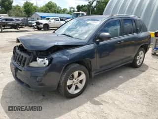 2014 Jeep Compass Sport z VIN 1C4NJDBB4ED534241, wystawiony jako Copart lot #60090845 z przebiegiem 99 870 mil mil oraz Szkoda całkowita • Salvage title. Historia ofert i sprzedaży dostępna na DreamBid. Obrazek 1.