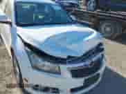 2013 Chevrolet Cruze 2LT z VIN 1G1PE5SBXD7295383, wystawiony jako IAAI lot #43127109 z przebiegiem 106 273 mil mil oraz . Historia ofert i sprzedaży dostępna na DreamBid. Obrazek 6.