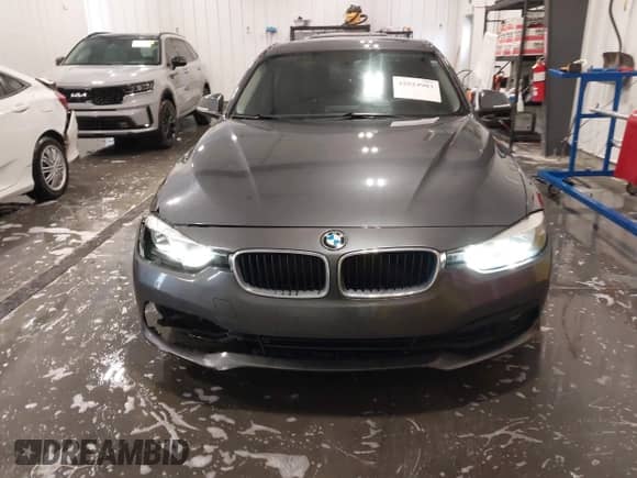 2016 BMW 3 Series 320i xDrive z VIN WBA8A3C54GK690758, wystawiony jako IAAI lot #42824903 z przebiegiem 162 948 mil mil oraz . Historia ofert i sprzedaży dostępna na DreamBid. Obrazek 13.