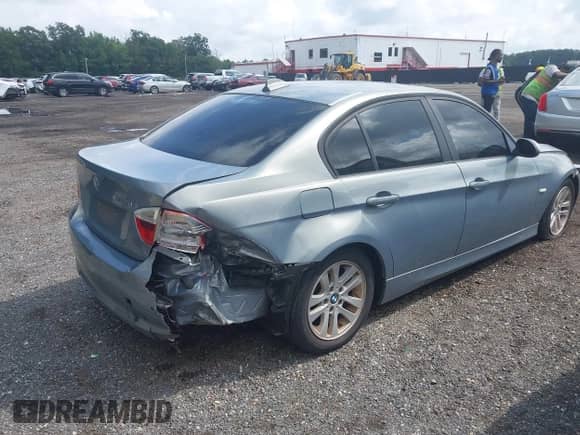 2006 BMW 3 Series 325i z VIN WBAVB13566KX44600, wystawiony jako IAAI lot #43036283 z przebiegiem 168 898 mil mil oraz . Historia ofert i sprzedaży dostępna na DreamBid. Obrazek 6.