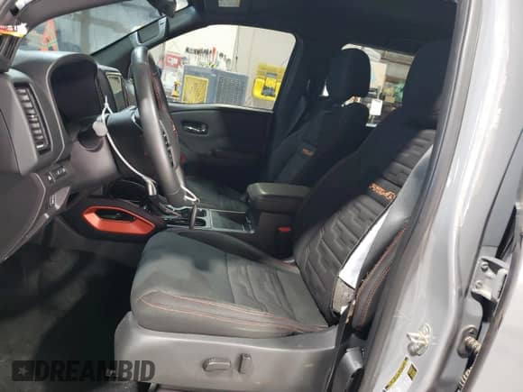 2023 Nissan Frontier SV z VIN 1N6ED1EKXPN664858, wystawiony jako Copart lot #57846615 z przebiegiem 18 584 mil mil oraz Szkoda całkowita • Salvage title. Historia ofert i sprzedaży dostępna na DreamBid. Obrazek 7.