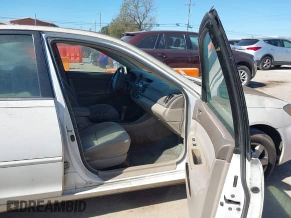 2004 Toyota Camry LE z VIN 4T1BE32K04U345999, wystawiony jako IAAI lot #43459327 z przebiegiem 272 021 mil mil oraz . Historia ofert i sprzedaży dostępna na DreamBid. Obrazek 5.