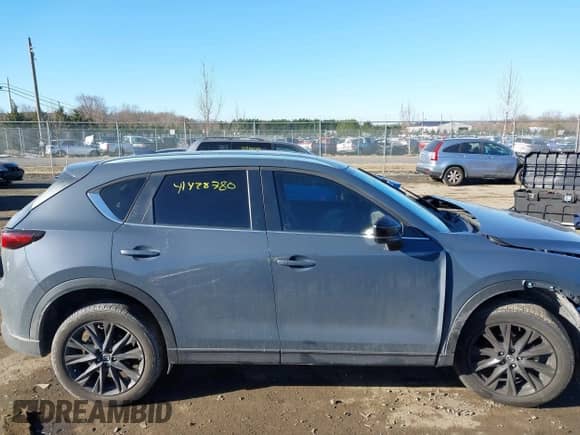 2022 Mazda CX-5 S Carbon Edition z VIN JM3KFBCM0N1561809, wystawiony jako IAAI lot #41428780 z przebiegiem 82 103 mil mil oraz . Historia ofert i sprzedaży dostępna na DreamBid. Obrazek 14.