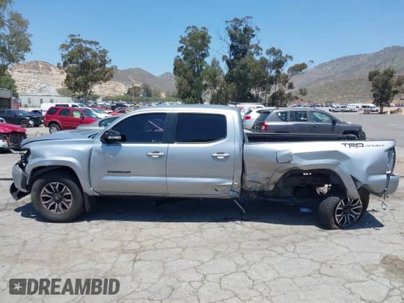 2020 Toyota Tacoma SR5 z VIN 3TMBZ5DN3LM025980, wystawiony jako IAAI lot #42215140 z przebiegiem 67 414 mil mil oraz . Historia ofert i sprzedaży dostępna na DreamBid. Obrazek 14.