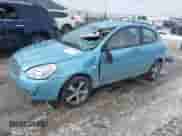 2010 Hyundai Accent Blue z VIN KMHCM3AC7AU175461, wystawiony jako IAAI lot #41408642 z przebiegiem 151 660 mil mil oraz . Historia ofert i sprzedaży dostępna na DreamBid. Obrazek 2.