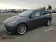 2024 Tesla Model Y Long Range z VIN 7SAYGAEE7RF020109, wystawiony jako Copart lot #84736305 z przebiegiem 16 815 mil mil oraz Szkoda całkowita • Salvage title. Historia ofert i sprzedaży dostępna na DreamBid. Obrazek 1.