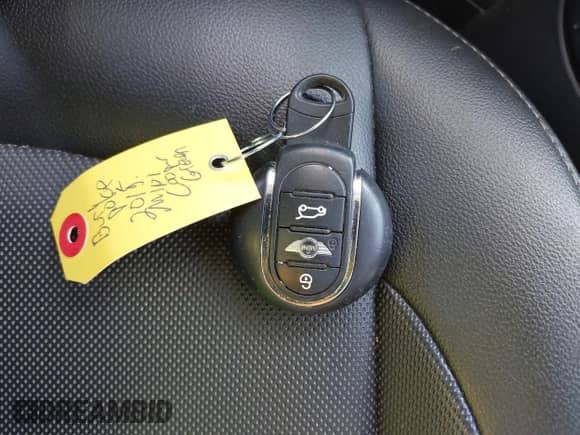 2015 MINI Hardtop z VIN WMWXM5C57F3A04447, wystawiony jako IAAI lot #43175332 z przebiegiem 84 307 mil mil oraz . Historia ofert i sprzedaży dostępna na DreamBid. Obrazek 11.