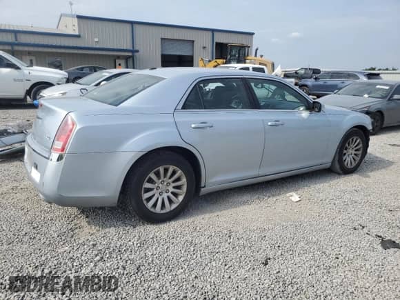 2013 Chrysler 300 с VIN 2C3CCAAG2DH592772, выставлен на аукционе Copart как лот 60640645 с пробегом 135 277 миль миль и Списание • Salvage title. История ставок и продаж доступна на DreamBid. Изображение 3.