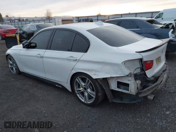 2014 BMW 3 Series 335i xDrive z VIN WBA3B9C56EF588393, wystawiony jako IAAI lot #41383156 z przebiegiem 177 143 mil mil oraz . Historia ofert i sprzedaży dostępna na DreamBid. Obrazek 3.