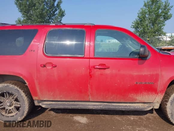 2011 Chevrolet Suburban LT с VIN 1GNSKJE36BR164192, выставлен на аукционе IAAI как лот 42812182 с пробегом 211 072 миль миль и . История ставок и продаж доступна на DreamBid. Изображение 13.