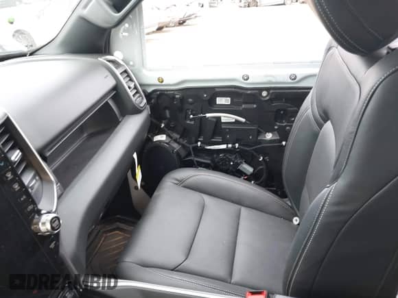 2024 Ram 1500 Big Horn z VIN 1C6SRFFT7RN125927, wystawiony jako IAAI lot #41519700 z przebiegiem 1 263 mil mil oraz . Historia ofert i sprzedaży dostępna na DreamBid. Obrazek 5.