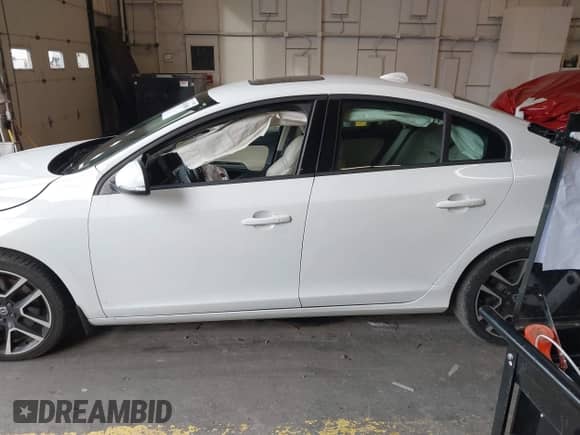2017 Volvo S60 Dynamic z VIN YV140MTL9H2427847, wystawiony jako IAAI lot #41153688 z przebiegiem 117 465 mil mil oraz . Historia ofert i sprzedaży dostępna na DreamBid. Obrazek 14.