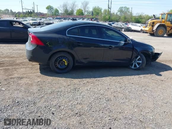 2016 Volvo S60 T5 Drive-E Premier z VIN YV126MFK8G2412344, wystawiony jako IAAI lot #42108519 z przebiegiem 129 579 mil mil oraz . Historia ofert i sprzedaży dostępna na DreamBid. Obrazek 4.