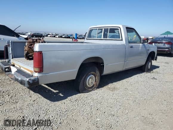 1986 Chevrolet S-10 z VIN 1GCCS14R2G8102739, wystawiony jako Copart lot #62724615 z przebiegiem 235 831 mil mil oraz Szkoda całkowita • Salvage title. Historia ofert i sprzedaży dostępna na DreamBid. Obrazek 3.