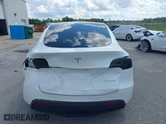 2022 Tesla Model Y Long Range z VIN 7SAYGDEE1NF385915, wystawiony jako IAAI lot #42458295 z przebiegiem 68 345 mil mil oraz . Historia ofert i sprzedaży dostępna na DreamBid. Obrazek 16.