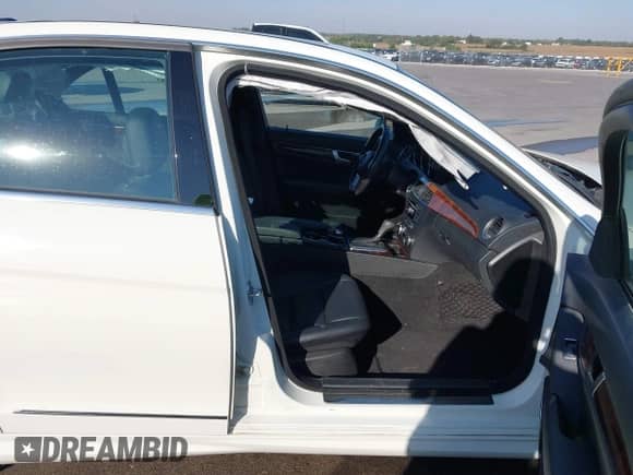 2012 Mercedes-Benz C 300 Sport с VIN WDDGF8BB0CA732420, выставлен на аукционе IAAI как лот 43321963 с пробегом 100 671 миль миль и . История ставок и продаж доступна на DreamBid. Изображение 5.