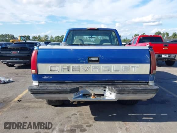 1997 Chevrolet Silverado 1500 z VIN 2GCEC19R8V1144394, wystawiony jako IAAI lot #43391480 z przebiegiem 372 160 mil mil oraz . Historia ofert i sprzedaży dostępna na DreamBid. Obrazek 16.