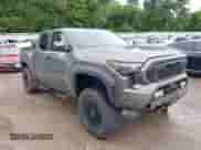 2024 Toyota Tacoma SR5 с VIN 3TYLB5JN8RT037357, выставлен на аукционе IAAI как лот 42487473 с пробегом 19 370 миль миль и . История ставок и продаж доступна на DreamBid. Изображение 1.