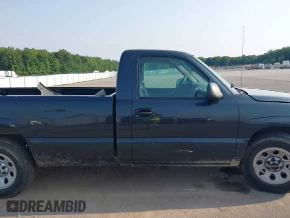 2005 GMC Sierra 1500 Work Truck z VIN 1GTEC14X05Z190508, wystawiony jako IAAI lot #42404098 z przebiegiem 169 043 mil mil oraz . Historia ofert i sprzedaży dostępna na DreamBid. Obrazek 13.