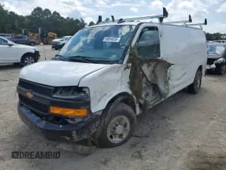 2024 Chevrolet Express Cargo с VIN 1GCWGBF79R1215258, выставлен на аукционе Copart как лот 59854035 с пробегом 4 131 миль миль и Списание • Salvage title. История ставок и продаж доступна на DreamBid. Изображение 1.