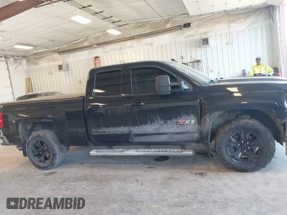 2017 Chevrolet Silverado 1500 LT z VIN 1GCVKREC4HZ133164, wystawiony jako IAAI lot #43224307 z przebiegiem 136 474 mil mil oraz . Historia ofert i sprzedaży dostępna na DreamBid. Obrazek 13.