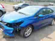 2018 Chevrolet Cruze LT z VIN 3G1BE6SM6JS588387, wystawiony jako IAAI lot #42875402 z przebiegiem 117 993 mil mil oraz . Historia ofert i sprzedaży dostępna na DreamBid. Obrazek 2.