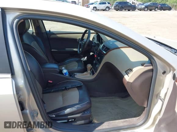 2012 Chevrolet Malibu LTZ 1LZ z VIN 1G1ZE5E01CF202886, wystawiony jako IAAI lot #42657088 z przebiegiem 143 413 mil mil oraz . Historia ofert i sprzedaży dostępna na DreamBid. Obrazek 5.