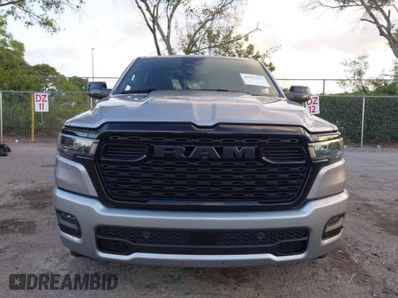 2025 Ram 1500 Big Horn z VIN 1C6RREFG9SN527515, wystawiony jako IAAI lot #41952115 z przebiegiem 8 009 mil mil oraz . Historia ofert i sprzedaży dostępna na DreamBid. Obrazek 13.