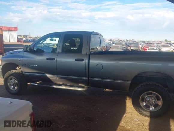 2006 Dodge 2500 ST z VIN 1D7KS28C86J132008, wystawiony jako IAAI lot #43518302 z przebiegiem 150 018 mil mil oraz . Historia ofert i sprzedaży dostępna na DreamBid. Obrazek 14.