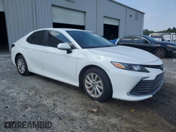 2023 Toyota Camry LE z VIN 4T1C11AK8PU827730, wystawiony jako Copart lot #70106645 z przebiegiem Nie podano mil oraz Czysty tytuł • Clean title. Historia ofert i sprzedaży dostępna na DreamBid. Obrazek 4.