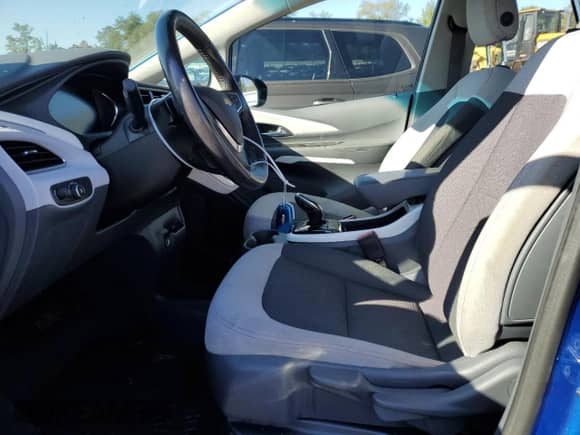 2017 Chevrolet Bolt EV LT z VIN 1G1FW6S01H4166355, wystawiony jako Copart lot #70311463 z przebiegiem 55 886 mil mil oraz . Historia ofert i sprzedaży dostępna na DreamBid. Obrazek 7.