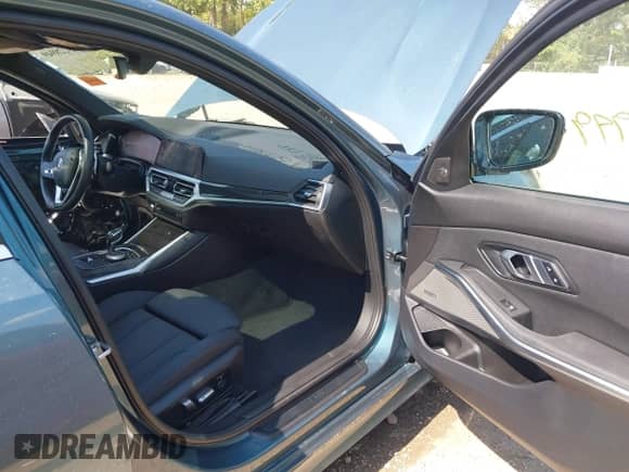 2021 BMW 3 Series 330e xDrive z VIN 3MW5P9J07M8B73432, wystawiony jako IAAI lot #43228949 z przebiegiem 37 102 mil mil oraz . Historia ofert i sprzedaży dostępna na DreamBid. Obrazek 5.