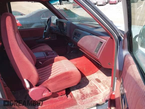 1994 GMC Sierra 1500 z VIN 2GTEC19K2R1554343, wystawiony jako IAAI lot #43200216 z przebiegiem 271 747 mil mil oraz . Historia ofert i sprzedaży dostępna na DreamBid. Obrazek 5.