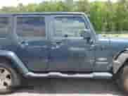 2007 Jeep Wrangler Unlimited Sahara z VIN 1J4GA59117L216687, wystawiony jako IAAI lot #42188257 z przebiegiem 176 507 mil mil oraz . Historia ofert i sprzedaży dostępna na DreamBid. Obrazek 14.