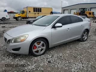 2012 Volvo S60 T5 с VIN YV1622FS0C2054586, выставлен на аукционе Copart как лот 81753385 с пробегом Не указан миль и Чистый • Clean title. История ставок и продаж доступна на DreamBid. Изображение 1.
