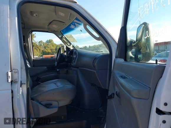 2008 Ford Econoline Cargo Commercial z VIN 1FTNE24W78DB54937, wystawiony jako IAAI lot #43394259 z przebiegiem 184 949 mil mil oraz . Historia ofert i sprzedaży dostępna na DreamBid. Obrazek 5.