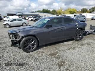 2020 Dodge Charger SXT z VIN 2C3CDXBG3LH255332, wystawiony jako Copart lot #84073355 z przebiegiem 61 377 mil mil oraz Szkoda całkowita • Salvage title. Historia ofert i sprzedaży dostępna na DreamBid. Obrazek 1.