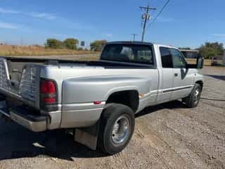 2001 Dodge 3500 z VIN 1B7MC33601J523525, wystawiony jako Copart lot #79228984 z przebiegiem 252 894 mil mil oraz Czysty tytuł • Clean title. Historia ofert i sprzedaży dostępna na DreamBid. Obrazek 4.